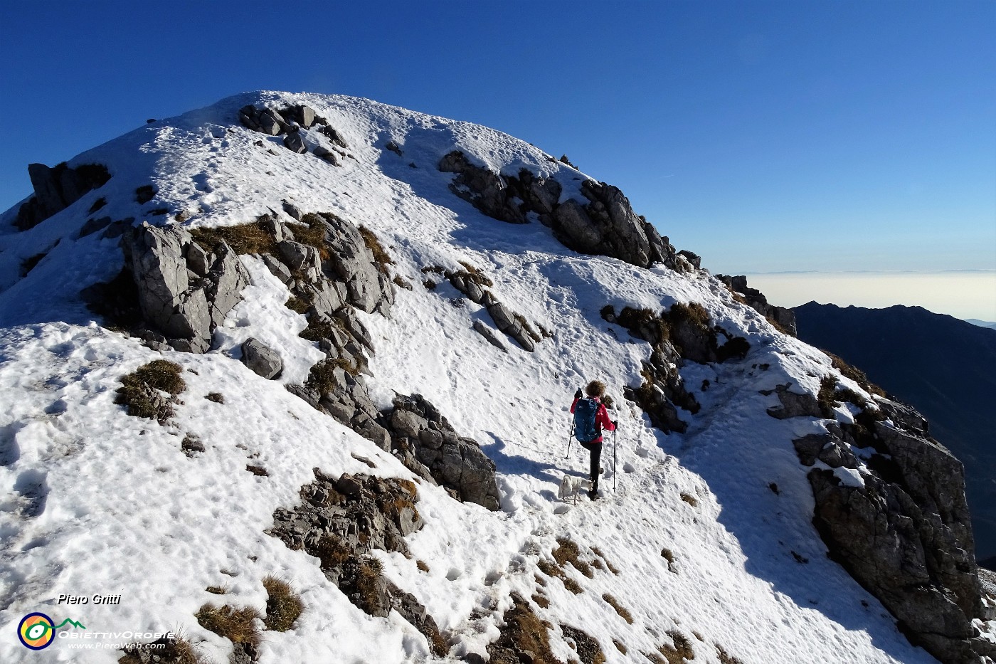 70 Scendendo con attenzione  passando sul treverso innevato .JPG